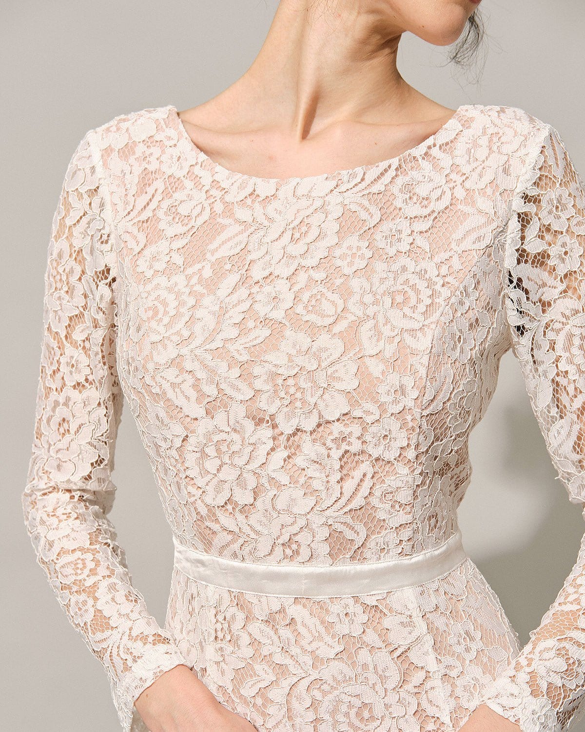 White lace long sleeve backless dress